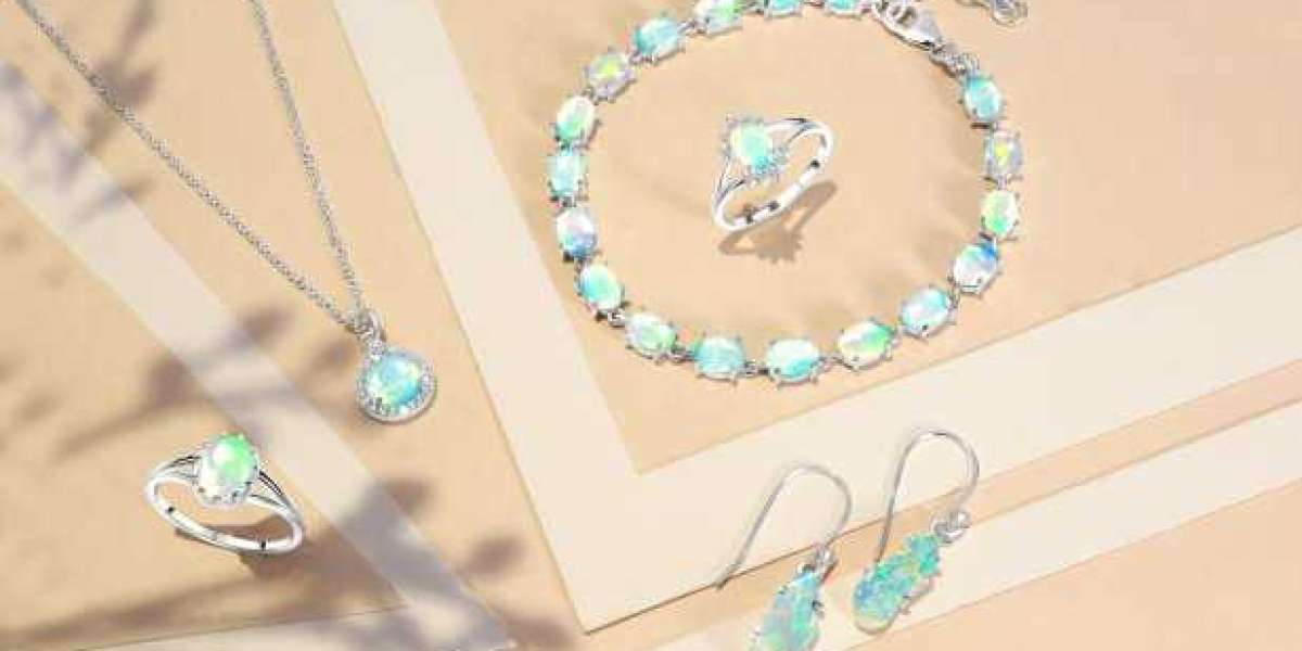 How to Choose the Right Gemstone Silver Jewelry For All Seasons