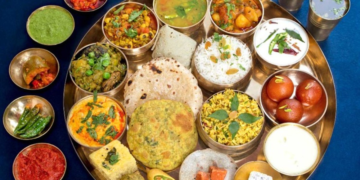 What to Order From Online Train Food Delivery Services in India?