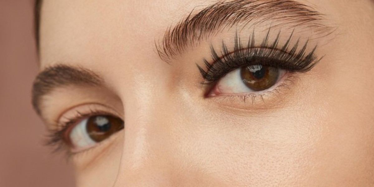 How Careprost Differs From Eyelash Extensions: Pros and Cons
