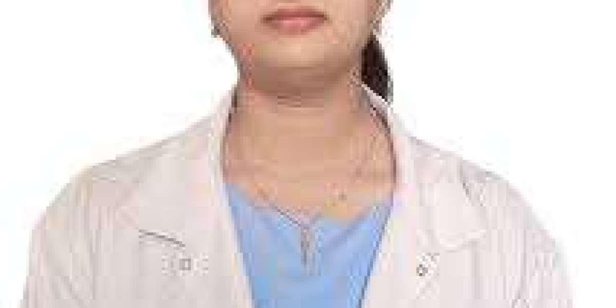 What is Dr. Deepali Meena background and expertise as a female obstetrician in Jaipur?