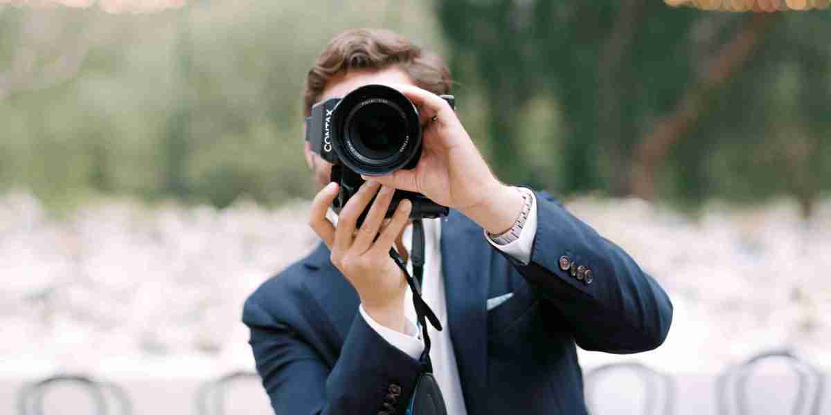 What Does a Wedding Photographer Do?