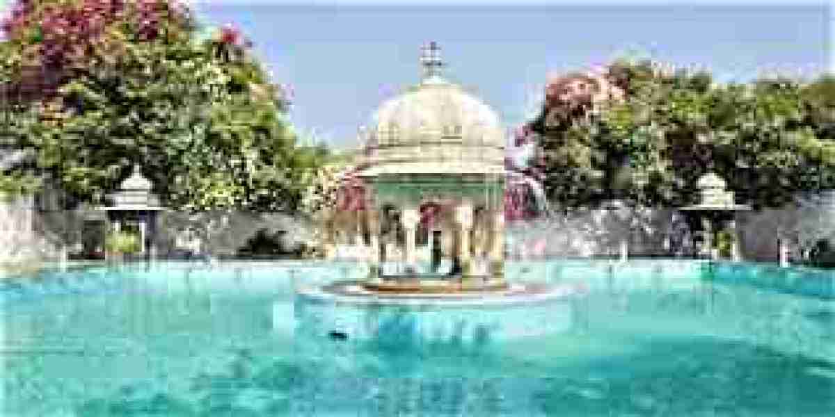Palaces and Lakes: The Charms of Udaipur
